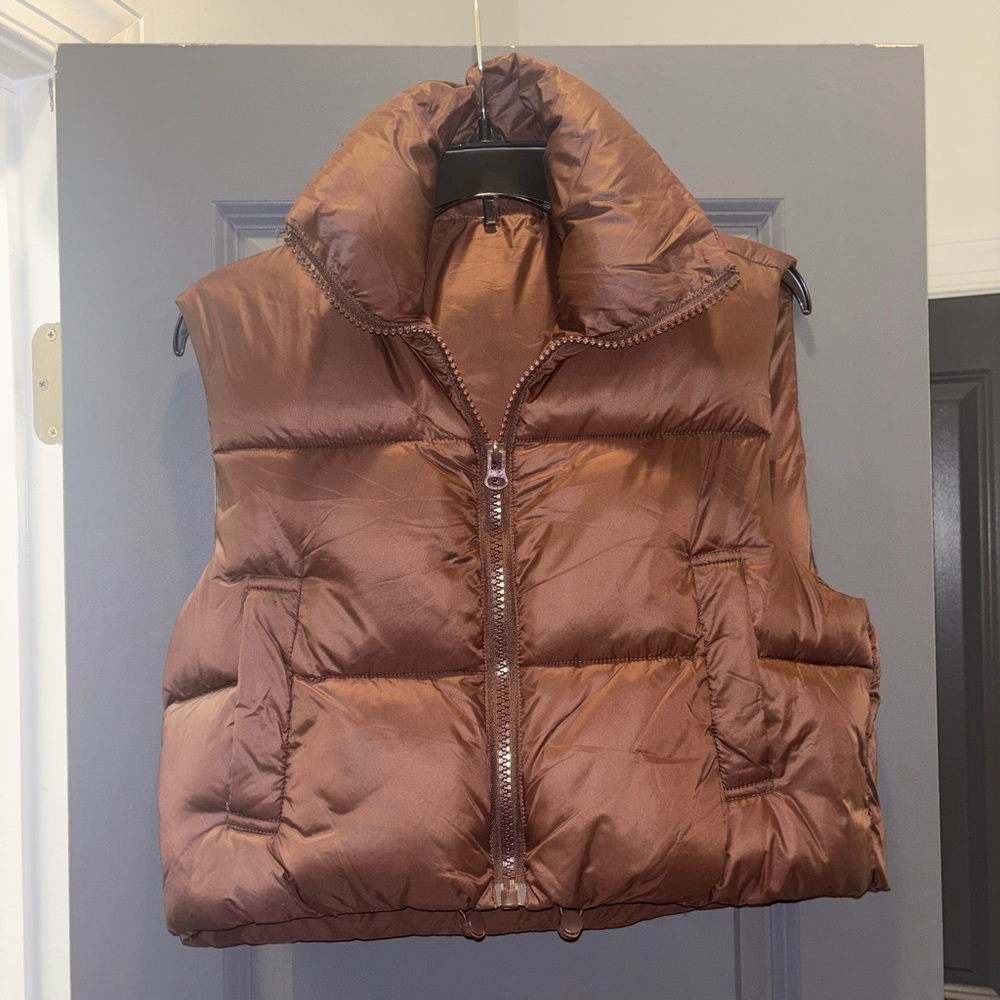 Brown cropped puffer vest
Size M